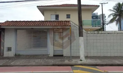 Sobrado no Centro de Bertioga – 3 Dormitórios à 150 m da Praia!