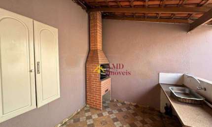 Casa à venda no Bairro Nhoquim com casa nos fundos separada; entrada independente.