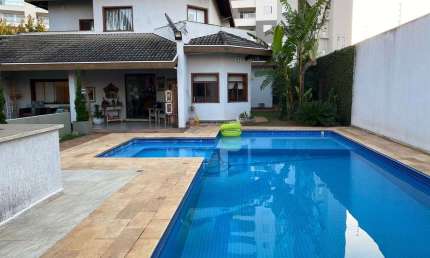 Casal Alto  padrão em Taubaté aceita apartamento em Ubatuba ou São José dos Campos como parte de pagamento