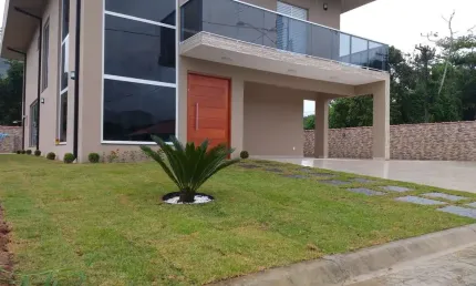 Excelente casa com fino acabamento, aceita imóvel como parte de pagamento.