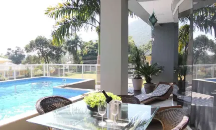 CONDOMÍNIO FECHADO, 3 suítes,  INTEGRAÇÃO AMBIENTES JUNTO À PISCINA , MÓVEIS PLANEJADOS, CONFORTO E ELEGÂNCIA!