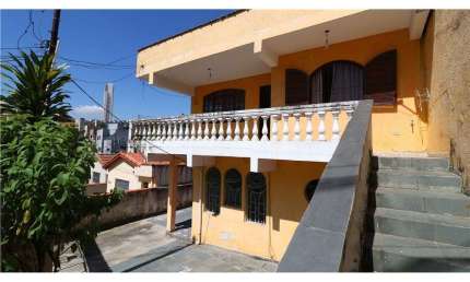 Casa tipo para venda com 8 quartos, sendo 3 suítes, 334m²