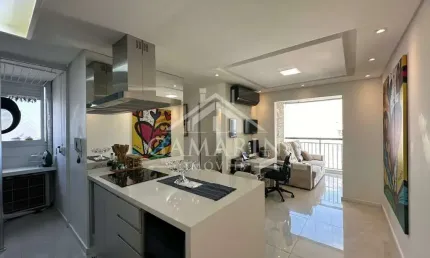 Apartamento de 50m², 2 dormitórios, armários planejados, Sacada fechada em vidro, vaga de garagem.