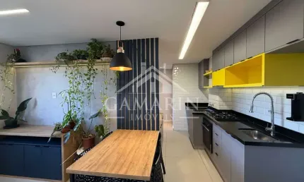 Apartamento de 40m², 2 dormitórios, armários planejados, cooktop, forno, vaga de garagem.