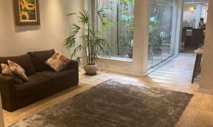 Sobrado Alto Padrão no Cambuci – 4 Quartos, 3 Suítes, Varanda e Muito Conforto!