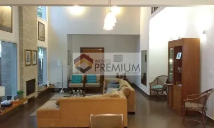 Maravilhosa casa em condomínio fechado, 4 quartos, escritório, lareira, teto catedral, próximo ao comércio local