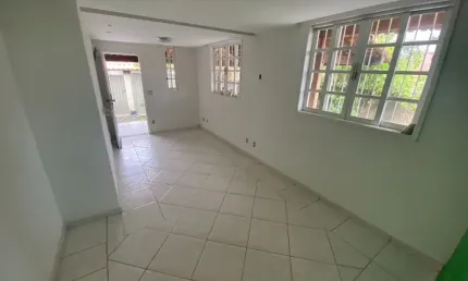Alugo casa em condominio com 2 quartos sendo 1 suite