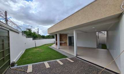 Casa térrea no Setor Faicalville com 3 quartos sendo 1 suíte
