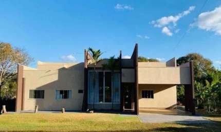Chácara em condomínio fechado, área extensa, casa térrea de 3 quartos sendo 2 suítes, em Hidrolândia