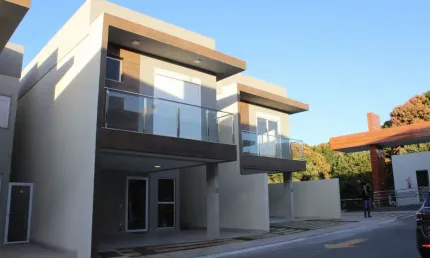 Sobrado em condomínio fechado, 191m², 4 suítes, com piscina privativa no Jardim Atlântico