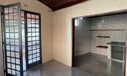 Casa de esquina com 225m² de área construída, 3 quartos, 1 suíte, no Setor Novo Horizonte – Goiânia