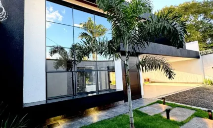 Casa de alto padrão com 262m², 4 suítes, piscina e área gourmet, ao lado do bosque parque das flores