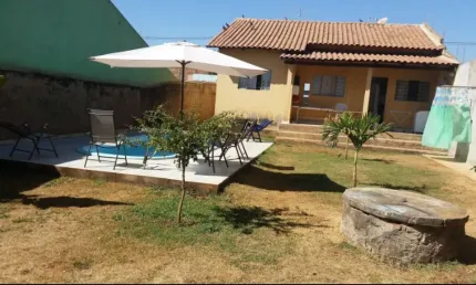 Casa espaçosa com piscina, 3 quartos, sendo 1 suíte no Bairro Itapuã em Aparecida de Goiânia