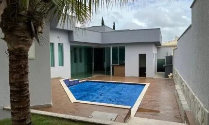 Casa Térrea de alto padrão com 286m², 3 suítes, piscina privativa no Condomínio do Lago em Goiânia