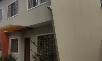 Sobrado com 112m², 3 quartos, sendo 1 suíte, a 6 minutos do parque cascavel, em condomínio fechado