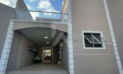 Sobrado com 3 Quartos e 4 Vagas no Xaxim: Oportunidade Única!