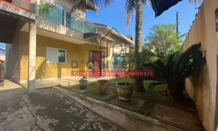 Sobrado a 500 metros da praia com 3 quartos no Bairro Estância São José - Peruíbe - SP