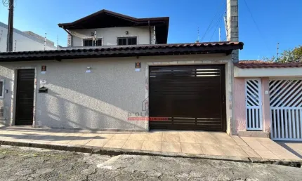 Sobrado a 800 metros da praia com 5 quartos no Centro de Peruíbe- Peruíbe - SP