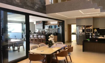 Sobrado com 4 suites e piscina em Condomínio de Indaiatuba