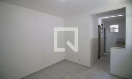 Casa para Aluguel - Ramos, 1 Quarto,  25 m² - Rio de Janeiro