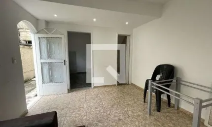 Casa para Aluguel - Olaria, 2 Quartos,  66 m² - Rio de Janeiro