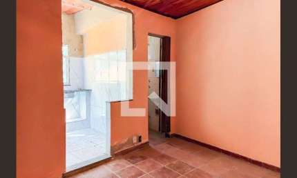 Casa para alugar na Rua Ana Quintão, Piedade, Rio de Janeiro por R$ 890