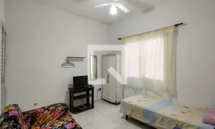 Casa para alugar na Rua Doutor João Sampaio, Guilhermina, Praia Grande por R$ 1.275