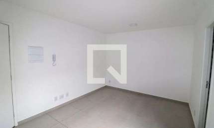 Apartamento para alugar na Rua Pretória, Vila Carrão, São Paulo por R$ 1.200
