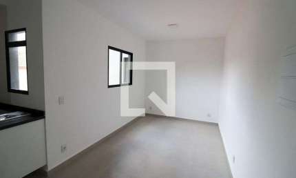 Apartamento para alugar na Rua Pretória, Vila Carrão, São Paulo por R$ 1.250