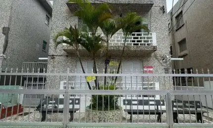 Apartamento no boqueirão, 1 dorm, reformado, 1 andar de escaada, varanda, 48m²