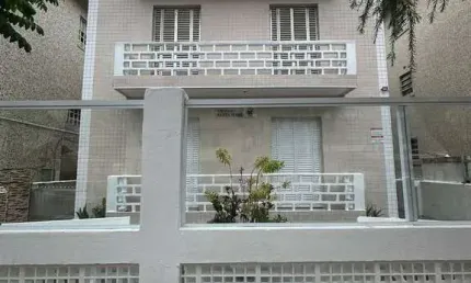 Apartamento no boqueirão, 1 dorm, reformado, sacada, térreo, 60m da praia, 45m²