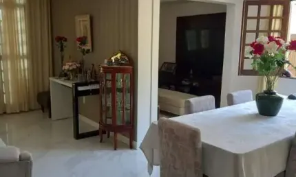 CASA À VENDA  QUATRO QUARTOS, SENDO 03 SUÍTES, 02 MASTER EM LAURO DE FREITAS