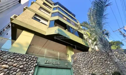 Apartamento à venda 2 dormitórios, 1 vaga coberta, no Centro de Novo Hamburgo com churrasqueira e sala de estar.