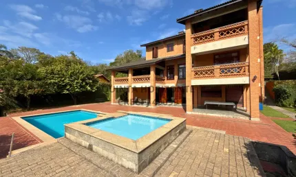 ALUGA-SE LUXUOSA E SOFISTICADA RESIDÊNCIA - ALTO PADRÃO – ACABAMENTO EM ESPÉCIE DE MADEIRA NOBRE – GRANJA VIANA