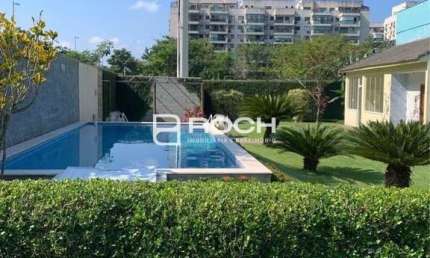 Vendo Casa Ampla com 3 Quartos em Condomínio Fechado