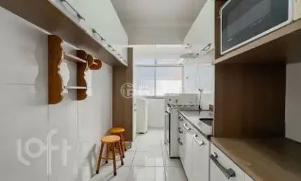 Apartamento 2 quartos, living dois ambientes, cozinha, área de serviço, banheiro, um lance de escada, posição solar excelente, bem iluminado, semi-mobiliado, vaga de garagem escriturada e coberta, pré