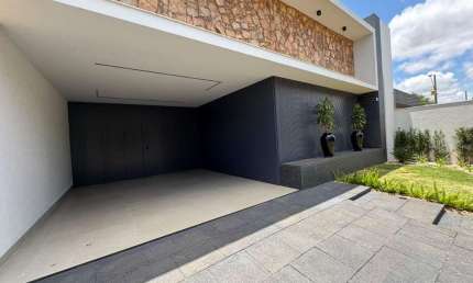 Casa com 3 suítes e 4 vagas de garagens | Tropical 2