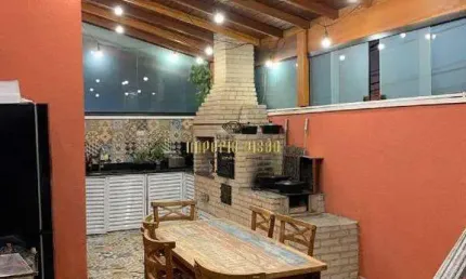 Sobrado à Venda com 3 Dormitórios, sendo 1 Suíte com Área Gourmet e Piscina no Condomínio Recanto das Araucárias em Suzano-SP