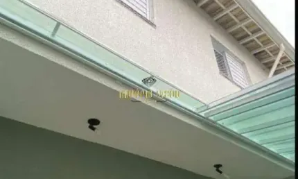 Sobrado à venda com 3 dormitórios, sendo 1 suíte e 2 vagas cobertas de garagem no condomínio residencial esmeralda - jardim europa - suzano-sp