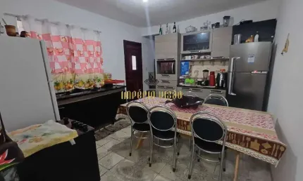 Sobrado à venda com 4 dormitórios, 2 cozinhas e quintal amplo no Jardim Varam - Suzano - SP