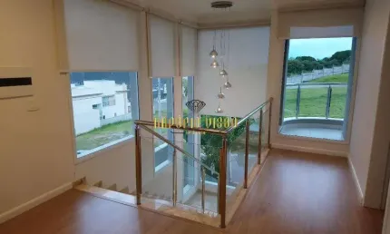 Lindo Sobrado de Alto Padrão 220 m² com 3 Dormitórios, sendo 1 Suíte Master com banheira à Venda no Residencial Fogaça em Jacareí-SP