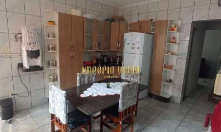 Sobrado com 2 dormitórios sendo 1 suíte, churrasqueira e cozinha com balcão, forno e cooktop no bairro Jd. Ikeda - Suzano - SP