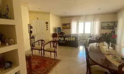 Casa para Aluguel com 3 Suítes, Cozinha, Quintal amplo e 8 vagas de garagem no bairro Vila Oliveira - Mogi das Cruzes - SP
