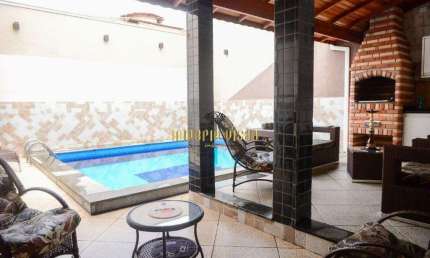 Sobrado à venda com 3 Dormitórios, sendo 1 Suíte com Hidromassagem e Closet, Piscina e Churrasqueira no bairro Jardim dos Ipês - Suzano - SP