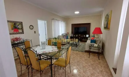 Casa térrea com salão comercial no Centro de Suzano-SP.