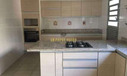 Casa triplex e um sobrado amplo à venda no bairro Cidade Edson, Suzano - SP.