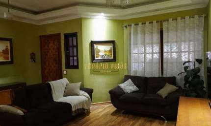 Casa à venda com 2 Dormitórios, sendo 1 Suíte e Cozinha com planejados no bairro Jardim Layr - Mogi das Cruzes - SP.
