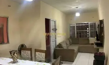 Casa com 3 dormitórios e área gourmet à venda no Centro de Poá-SP