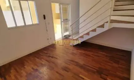 Sobrado de condomínio com quintal à venda no bairro Caxangá, Suzano-SP.