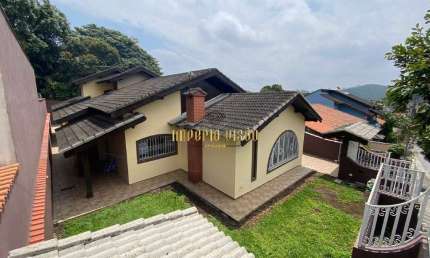 Casa de Alto Padrão com 4 dormitórios à venda no Centro de Ribeirão Pires-SP.